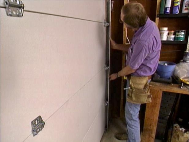 Прикрепете кабела на вратата към куката на опората на оста на долния панел, преди да прикрепите долната скоба към стената (Изображение 3).