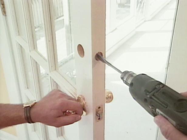 use una broca de pala para perforar el borde de la puerta