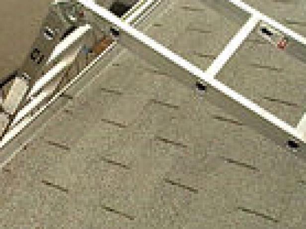 Ha a csuklós létra nem áll rendelkezésre, akkor támaszkodjon egy hosszabbító létra a tető oldalához.