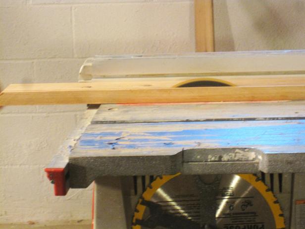 Keittiökärryn rakentaminen kiinnittämällä pohja puupaloilla.