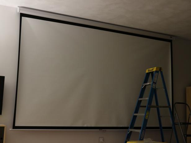 Ota kaikki irti kotisi mediahuoneesta lisäämällä seinä- tai kattoon asennettava projektori.