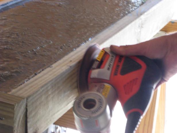 Z obtočnim brusilnikom (brez brusnega papirja) zaženite ob straneh okvirja, da iz betona vibrirate mehurčke.