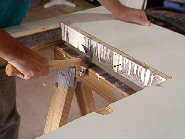Odstranite vijake, ki držijo stranice kalupa na podlagi, nato s kladivom in novimi vijaki odmaknite vsako stran stran od betonske plošče.