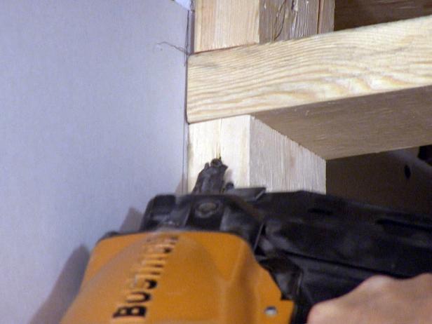 Zblízka dodavatele pomocí nástroje pro instalaci rámu skříně v tomto projektu domácí opravy.