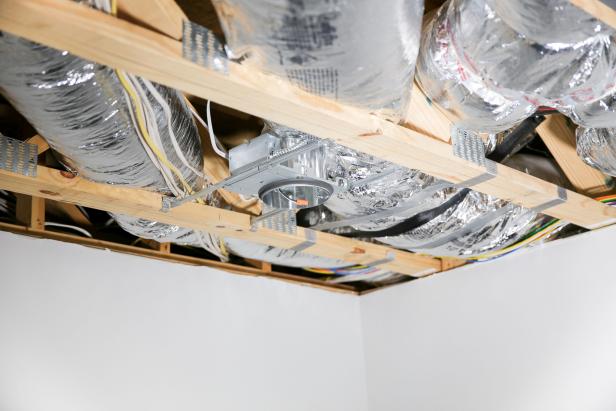 Foto, der viser kanaler og ledninger i loftet
