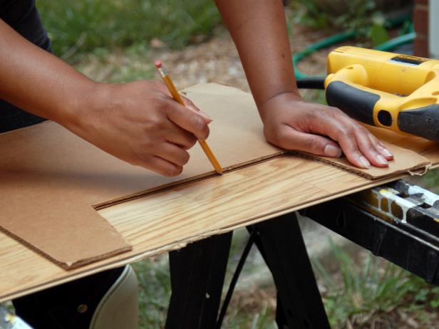 Trace el contorno de la plantilla en una tabla. Termine encajando con cuidado la pieza cortada en su lugar.