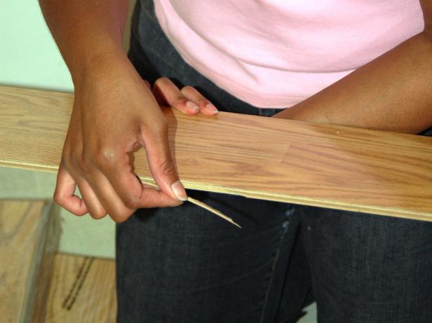 Con un cincel afilado o una navaja, corte la lengüeta de la tabla contra la que va a instalar.