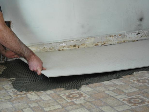 Kad je cijeli dio poda prekriven tankom presvlakom, polako odložite dasku (Slika 1). Napravite bilo kakve blage ispravke i prilagodbe dok je thinset mokar.
