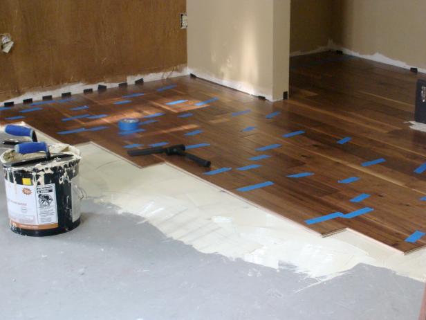 Лепилото за пода се добавя към пода от твърда дървесина.