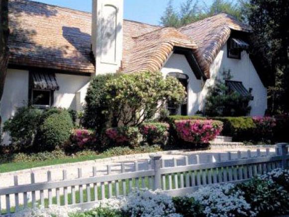 Huis in cottage-stijl met gebogen shinglesdak
