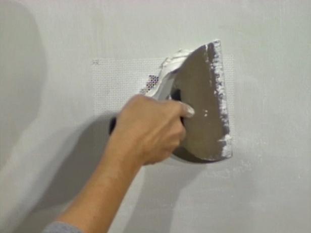 DIR133_drywall-applying-joint-compound_s4x3