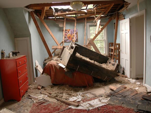 DDHS101_Piano-crashes-through-roof_s4x3