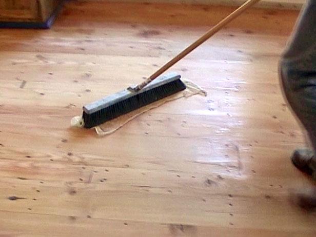 use um pano de aderência para limpar a superfície do novo piso