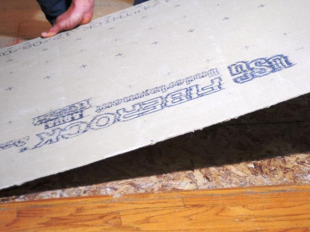 Полагане на циментова дъска на пода, за да добавите плочки върху нея.