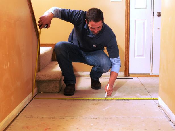 Joshは、新しいタイルの床が置かれる床面積を測定します。