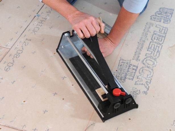 タイル床の設置に使用されるタイルカッターの上面図。