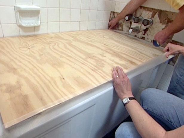 plywood förhindrar att skräp kommer in i badkaret