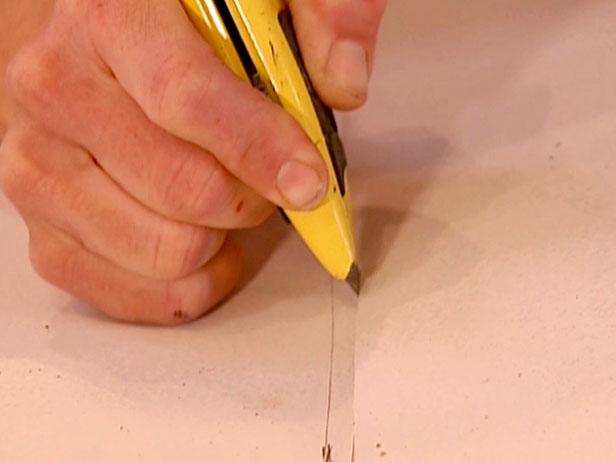 sử dụng dao tiện ích để cắt vải sơn thừa