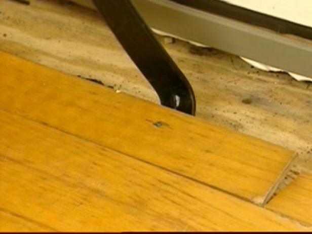 use una palanca para quitar los pedazos de piso dañados