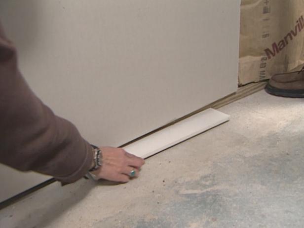 użyj podkładek dystansowych, aby płyta gipsowo-kartonowa nie dotykała betonu