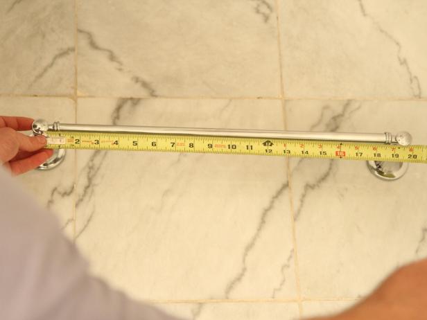 Измерете от централния стълб до централния стълб на стойката за кърпи.