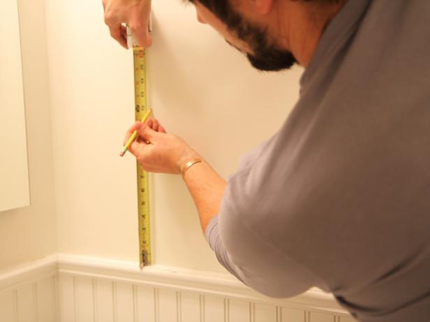 Измерете желаната височина на стената, където ще виси стойката за кърпи