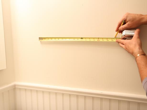 Използвайки измерването от стъпка 1, направете две малки вертикални маркировки на стената, за да определите точното разстояние и разположение на багажника.