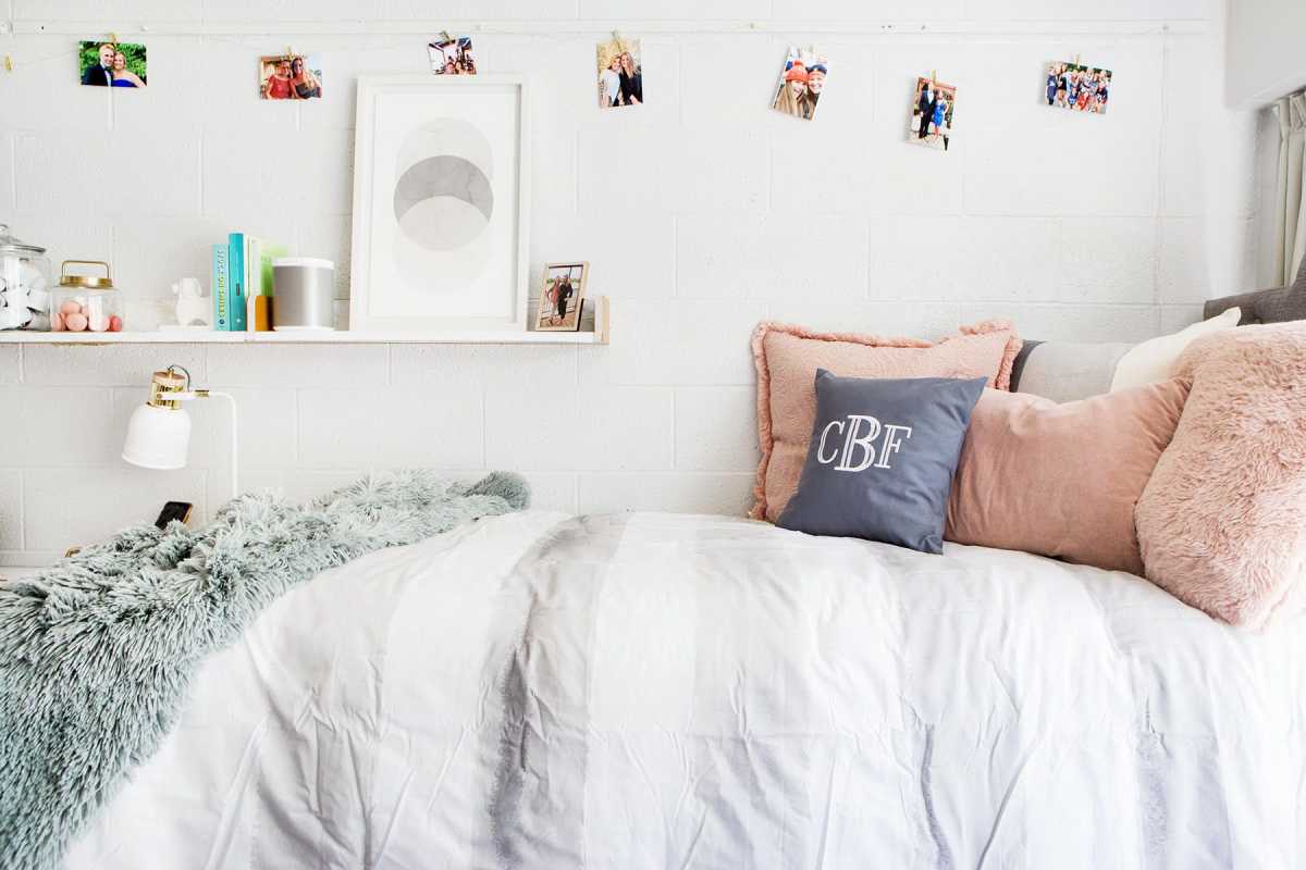 dorm room bed area na may wall decor