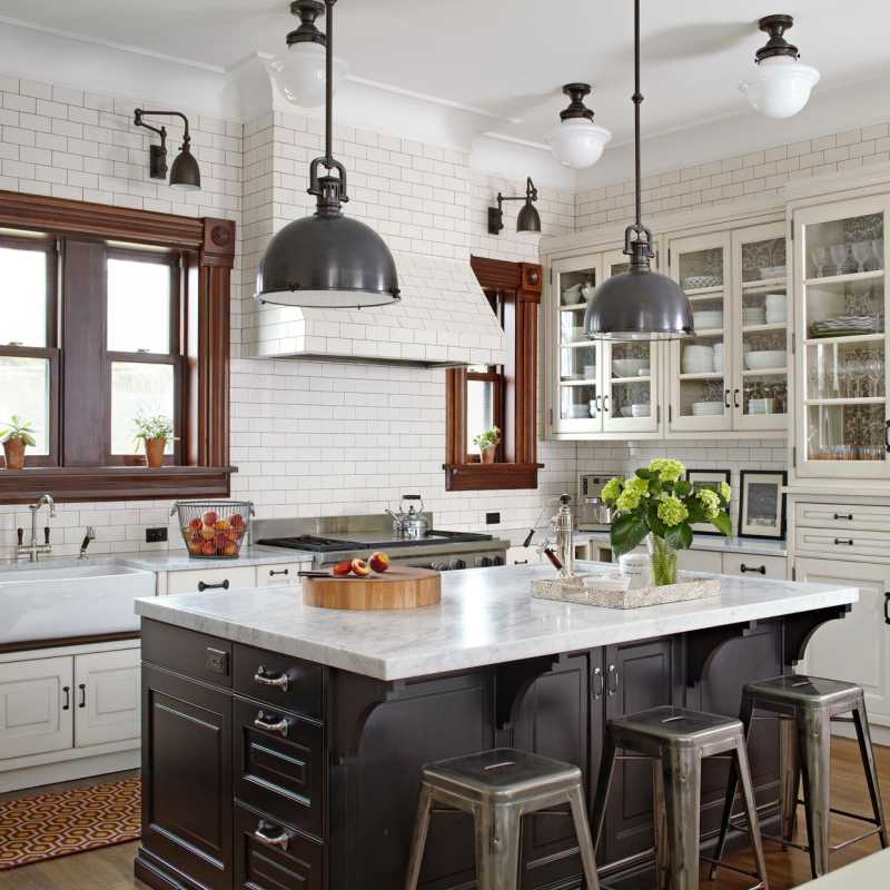 การออกแบบห้องครัวสีดำและสีขาวพร้อมโคมไฟระย้าสีดำ