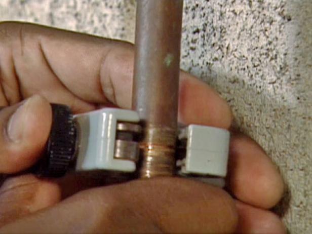 máy cắt ống được sử dụng để cắt phần bị ăn mòn của đường ống