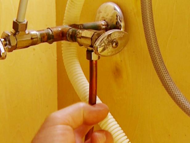 inspeccionar las líneas de agua en busca de torceduras o corrosión