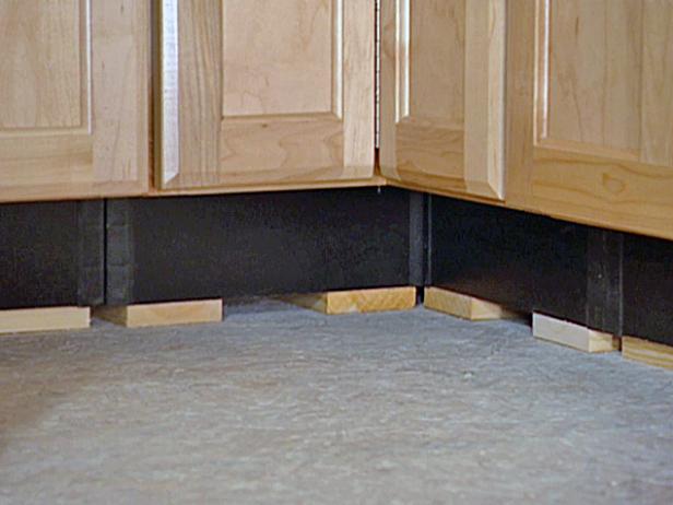 Budući da će se podnožje sudopera istodobno naginjati prema slijepom kutu, na ormariću postolja sudopera ugrađena je 3-inčna ispunna traka kako bi se osiguralo da se vrata pravilno otvore.