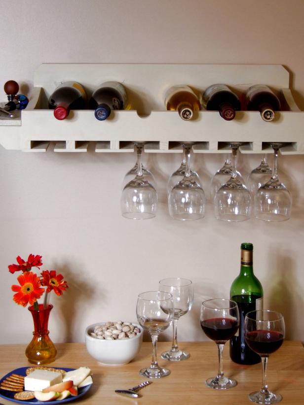 Не заборавите да примените завршне детаље! Попуните рупе за нокте и темељите и обојите сталак за вино по жељи. Затим причврстите сталак за вино директно на завртње у зиду, или можете користити вешалице за ормариће.