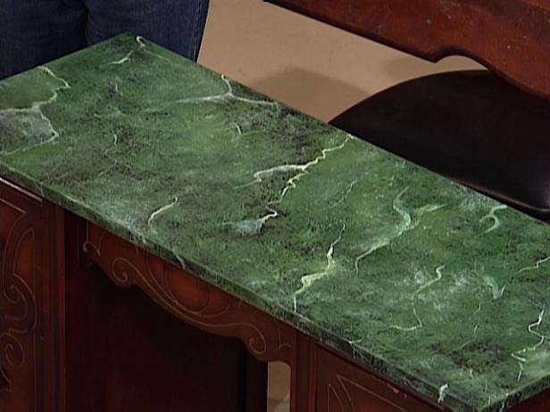 tekonahkainen marmoripinta levitetty vanhalle pöytälevylle