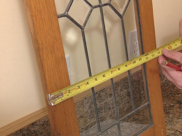 Jak dodać antyczne szkło ołowiowe do drzwi szafy?
