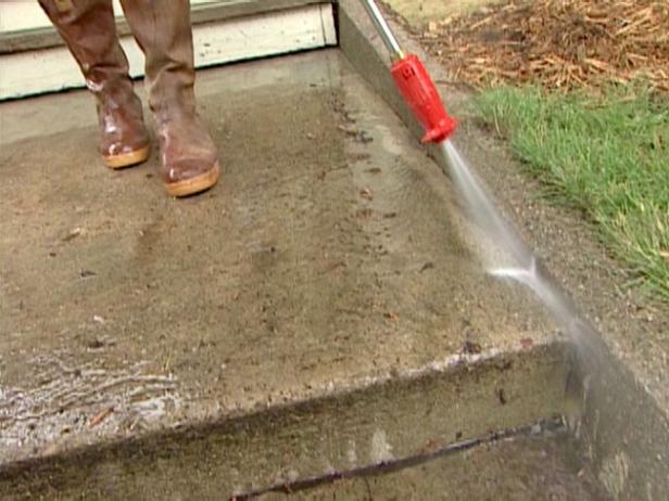 Lavar el concreto a presión para limpiar los escalones