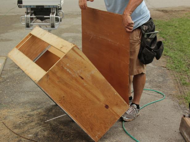 柵板は、この家具の垂直壁処理として機能します。このカスタムルックを実現するには、最初にキャビネットの背面パネルを慎重に取り外します。