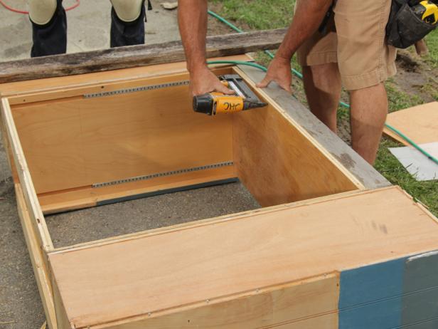 Alinee los gabinetes en la parte superior llenando la parte inferior de los gabinetes cortos con topes hechos de madera recuperada.