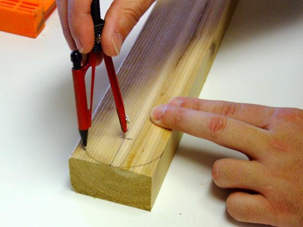 Marque los radios en los montantes y los pies y use una sierra de vaivén para cortar las partes a la forma.