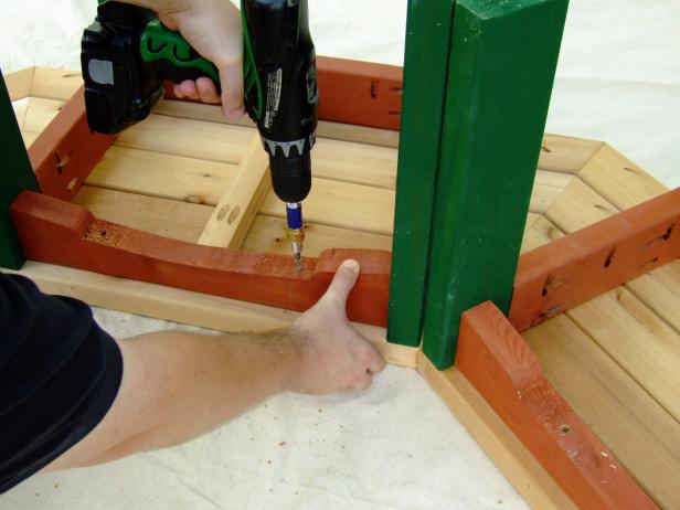 Прикрепете парчета странична тапицерия към седалката на пейката с помощта на бормашина.