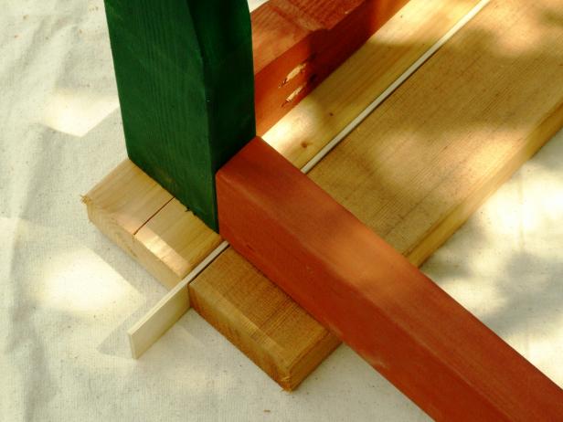 Użyj linijki, aby równomiernie rozmieścić listwy na ławkach.
