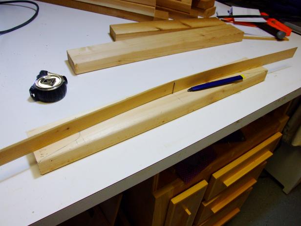 Per marcar l’arc superior, utilitzeu una tira fina de fusta o un regle de metall flexible. Conduïu per claus o claus per mantenir la regla o la regla de fusta al seu lloc mentre marqueu