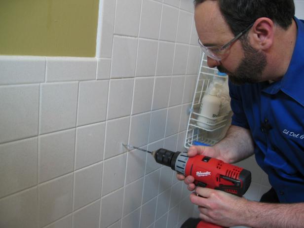 DIY Reemplazar una puerta de ducha - Paso 9: Amplíe los agujeros para los paneles