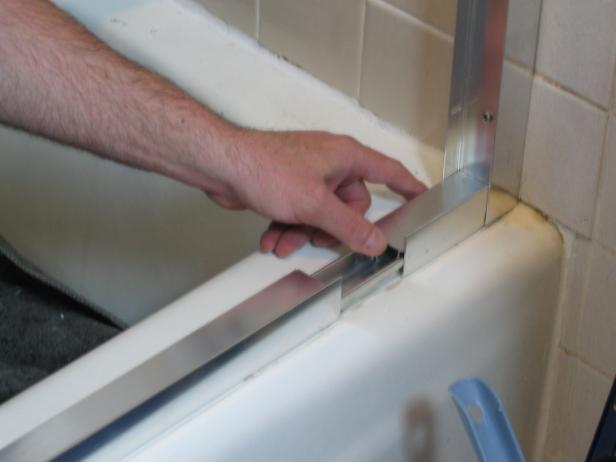 Reemplazo de puertas de ducha de bricolaje: Paso 10: instale el riel inferior