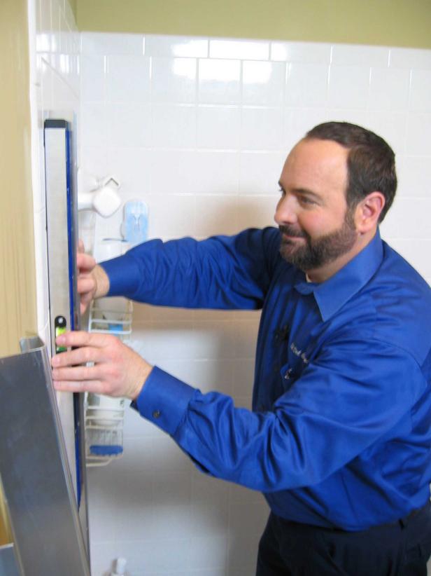 Cómo reemplazar una puerta de ducha: Paso 6: Instale los rieles laterales