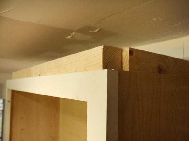 Cómo instalar molduras de techo para gabinetes