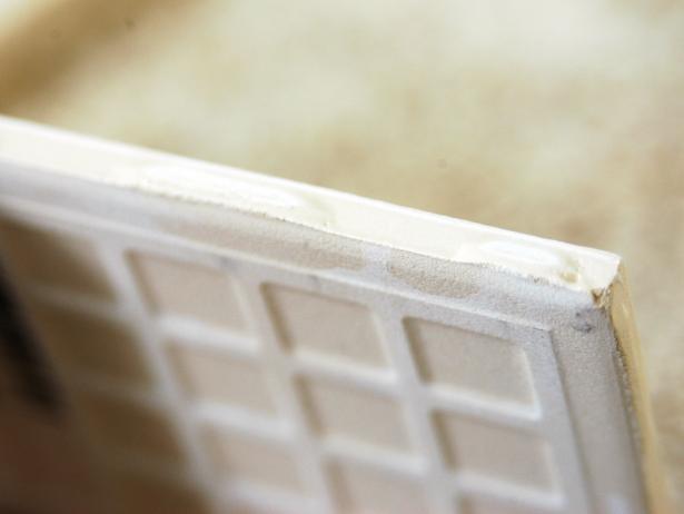Zidne pločice su obično tanji i lakši od podne pločice. Mnogi su izrađeni s ugrađenim odstojnikom na rubovima, poznatim i kao ušice. Ako vaše pločice nemaju nosače, pitajte prodavača pločica odgovarajuće veličine plastičnih odstojnika.