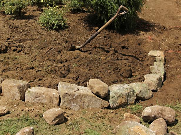 Kun maaperä on sekoittunut ja rypyt poistettu, kaada se suoraan korotettuun sänkyyn ja täytä seinäpinnan tasaiseksi.