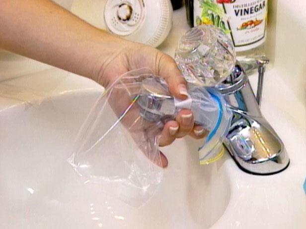 bolsa de plástico y vinagre eliminan los depósitos minerales