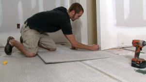タイル張りの床を敷く方法